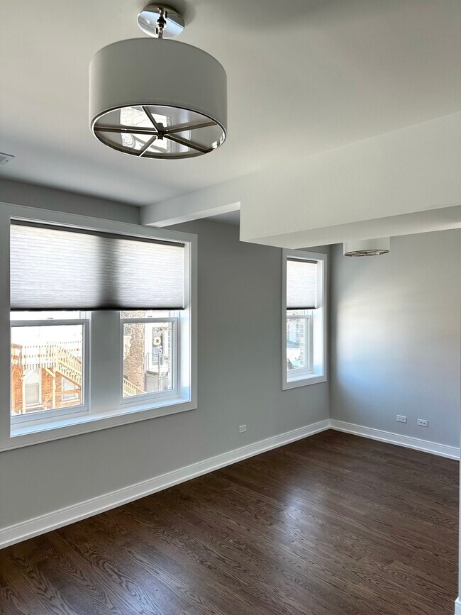 Building Photo - 654 N Talman Ave