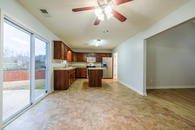 Foto del edificio - NOW AVAILABLE!!  Quaint 3 Bed, 2 Bath Home...