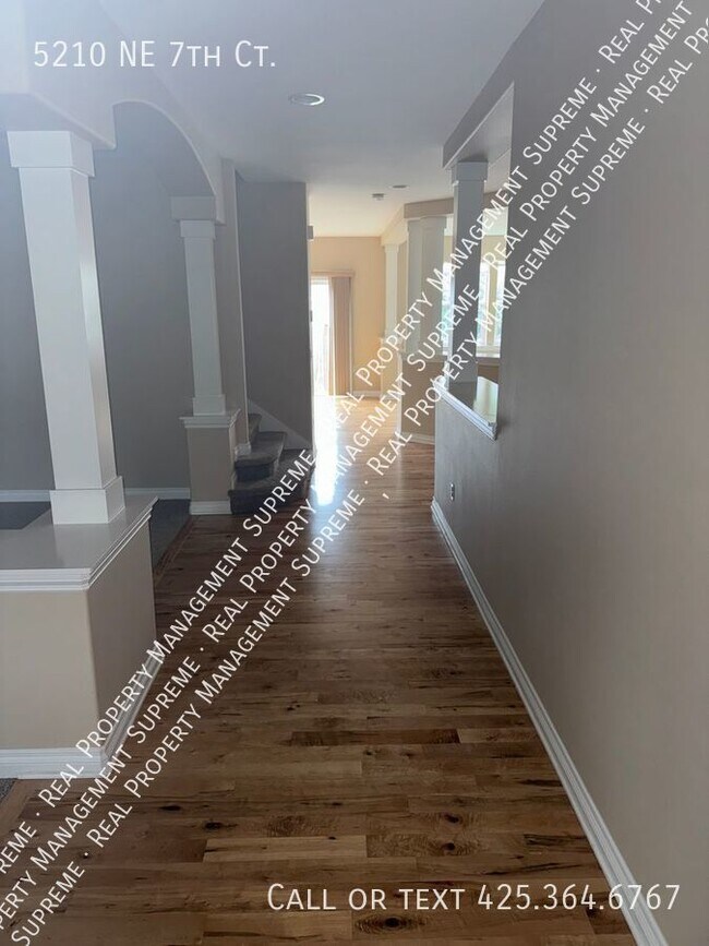 Building Photo - Stunning Family Home in Renton