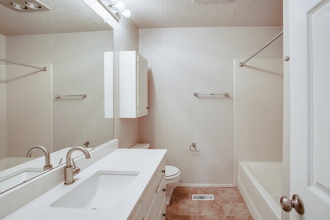Foto del edificio - Spacious 2/2.5/2!