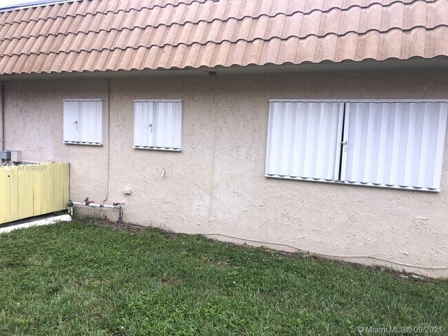 Foto del edificio - 7105 NW 79th Ave