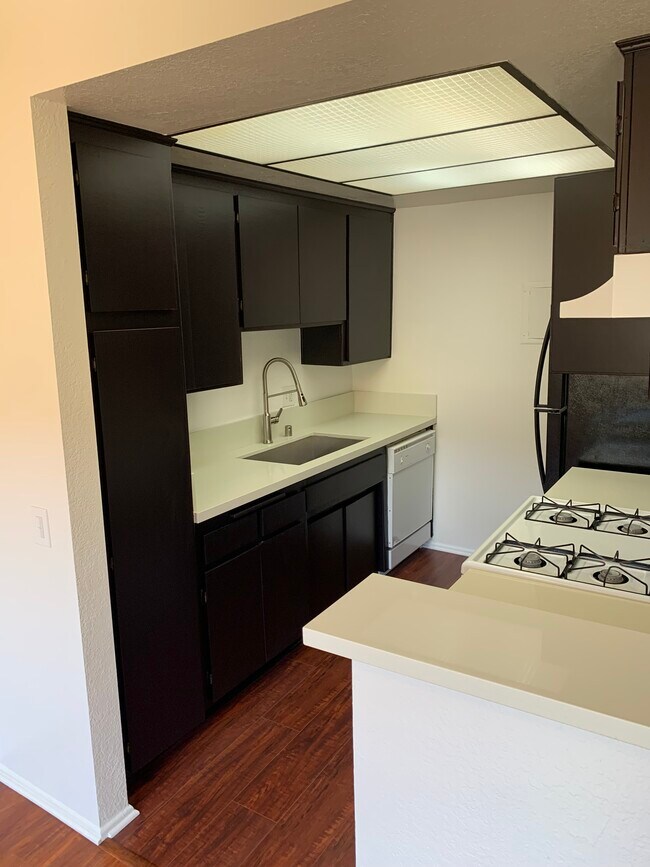 Kitchen - 6222 Woodman Ave