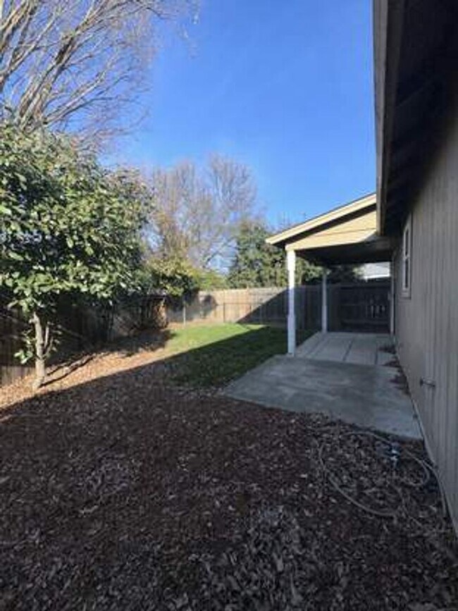 Building Photo - Coming Soon! 3 Bed 3 Bath located in Medford