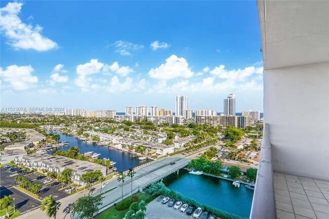 Building Photo - 2500 Parkview Dr
