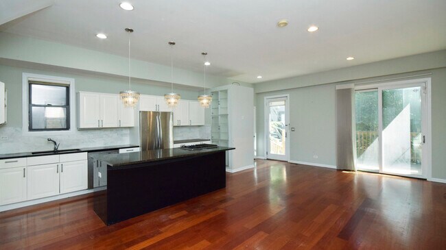Foto del edificio - 1028 N Marshfield Ave