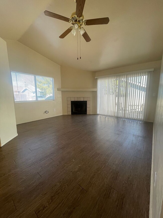 Foto del edificio - 8412 E Lakeshore Dr