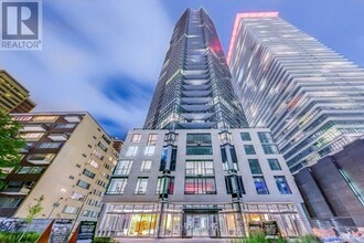 Building Photo - 45 Charles St E