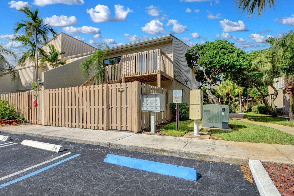 Foto principal - 614 Executive Center Dr