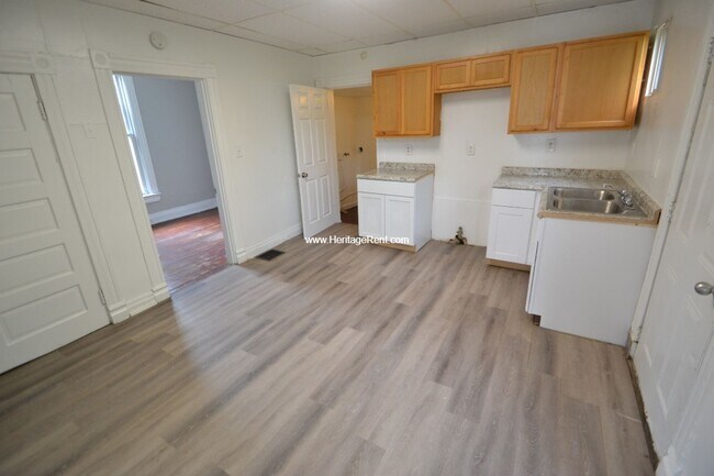 Foto del edificio - Latonia Home with off Street Parking and L...