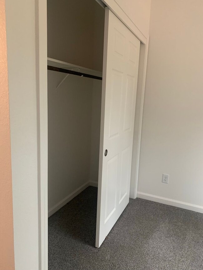 Building Photo - Paradise-2 bedroom 2 bathroom, level lot, w car garage.