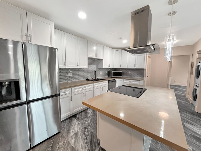 Foto del edificio - Bright & Updated 2-Bed Condo in Gated Vill...
