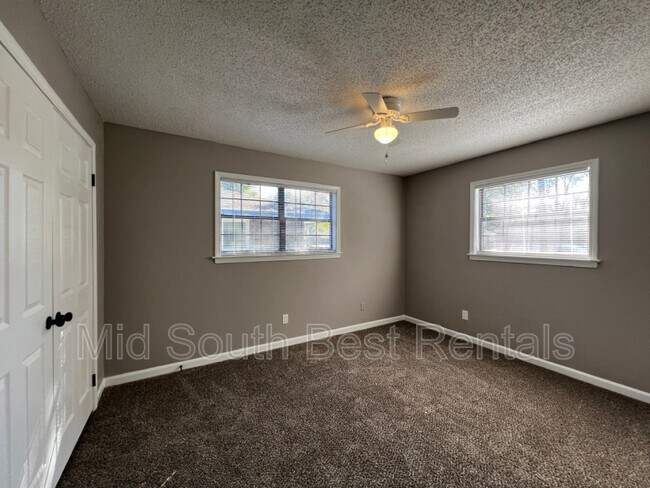 Building Photo - 1886 Andover Cove