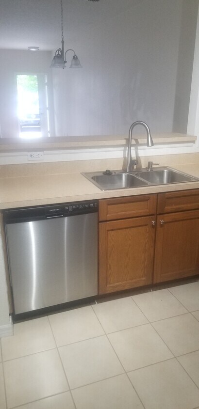Foto principal - 10212 Regent Park Dr