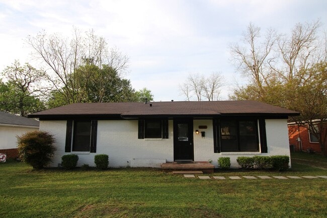 Building Photo - Coming Soon! Updated 3 Bed 2 Bath Rental! ...