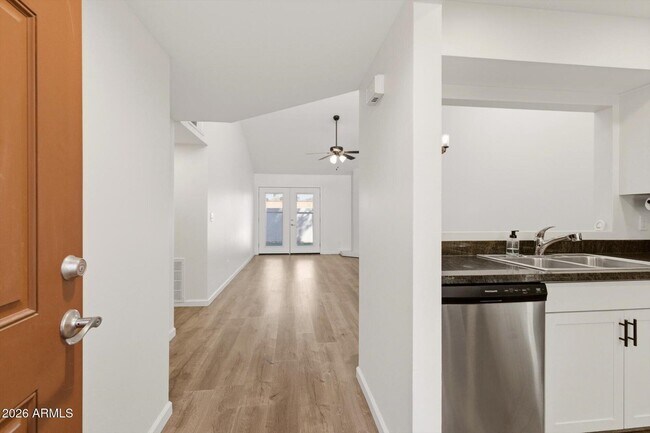 Vestíbulo de entrada - 5142 E Edgemont Ave