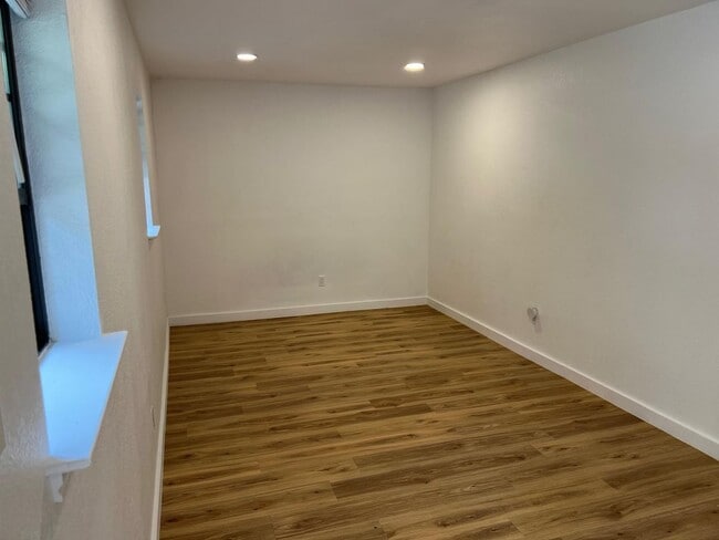 Building Photo - Charming Renovated 1 Bed / 1 Bath Apartment – Quiet North Dallas Living