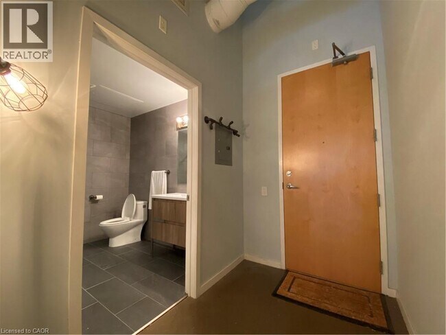 Photo du bâtiment - 404 King St W