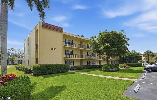 Building Photo - 1085 Forest Lakes Dr