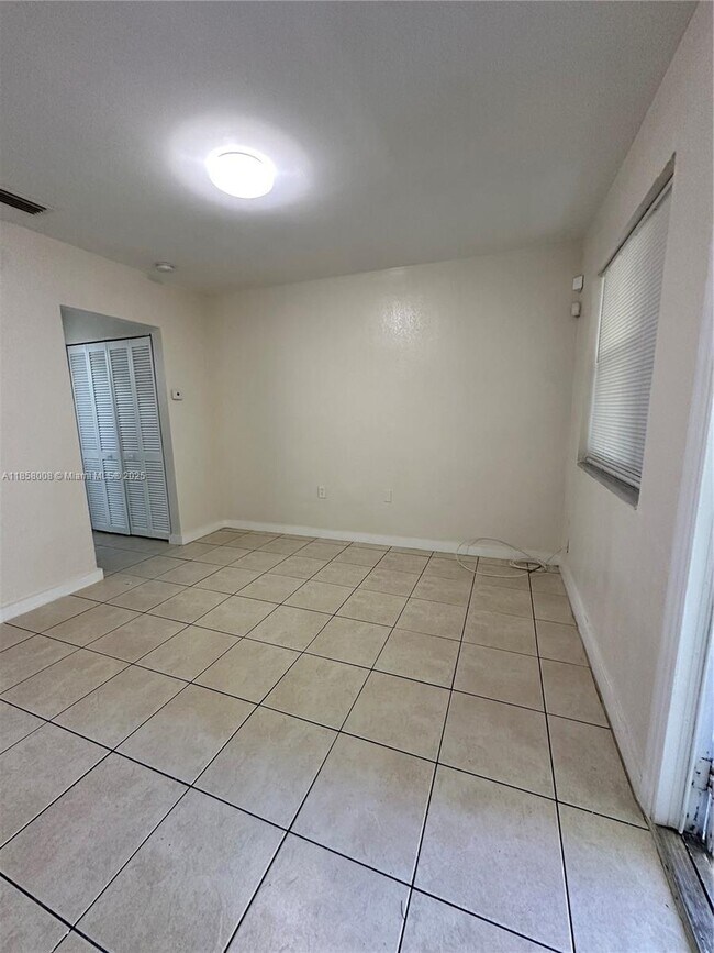 Foto del edificio - 609 NW 7th Ave