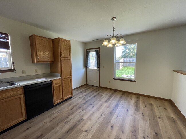 Building Photo - 3 bedroom 2 bathroom ranch-style home in t...