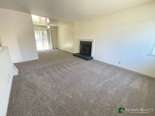 Building Photo - Three Bedroom, Two Bathroom with Large Bac...