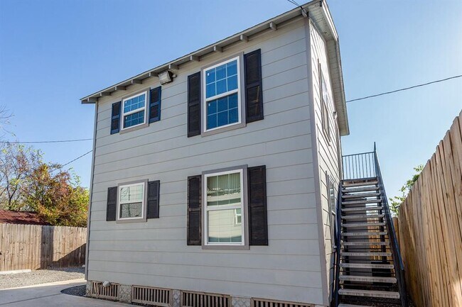 Building Photo - 317 Eastwood St