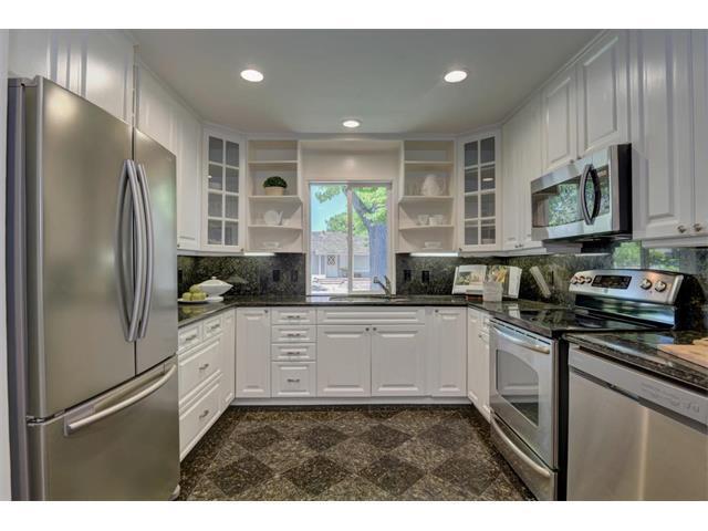 Building Photo - Beautiful & Bright Updated 3 Bedroom 2 Bat...