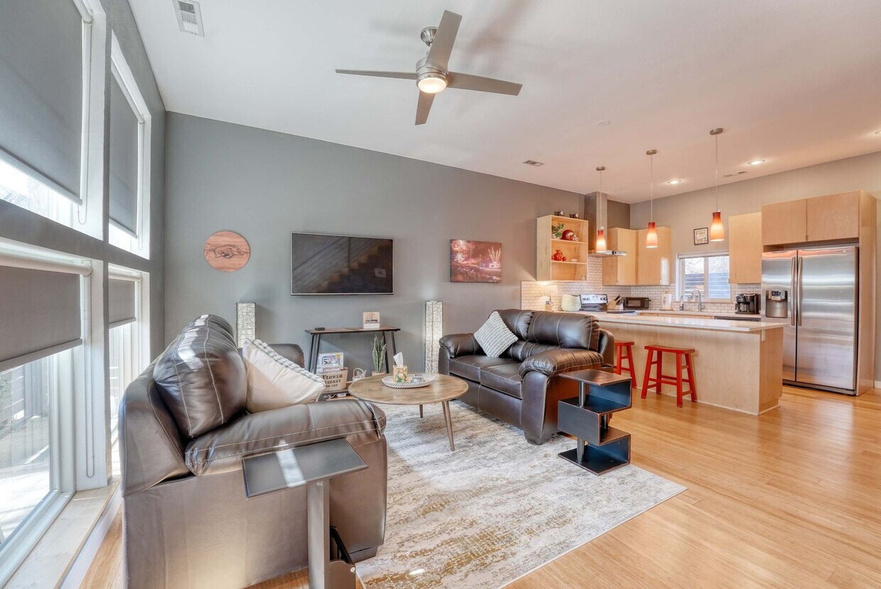 Primary Photo - 330 W 5th St