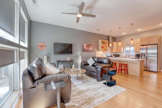 Building Photo - 330 W 5th St