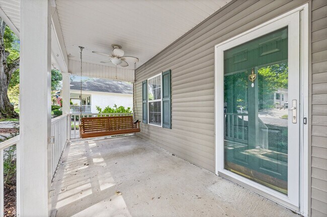 Building Photo - Charming 3-bed, 2-bath home in Lovely Belmont with a large deck and backyard!