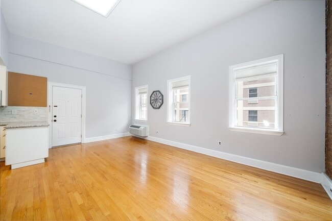 Building Photo - 309 1st St
