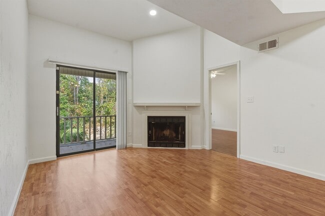 Foto del edificio - 2900 Woodrich Dr