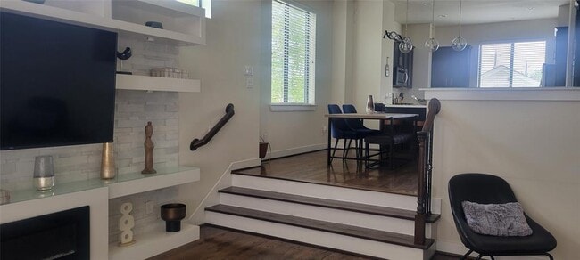 Building Photo - 2611 Riverside Dr