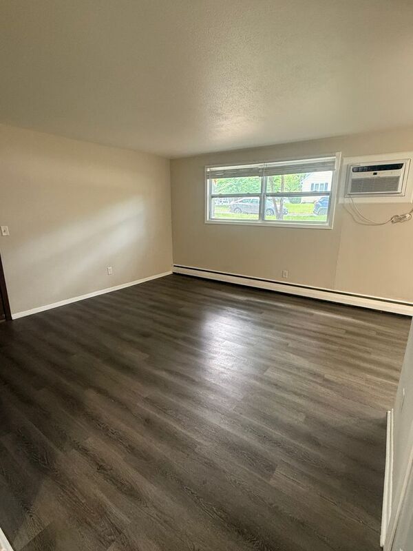 Foto del edificio - 4200 Lake Breeze Ave N