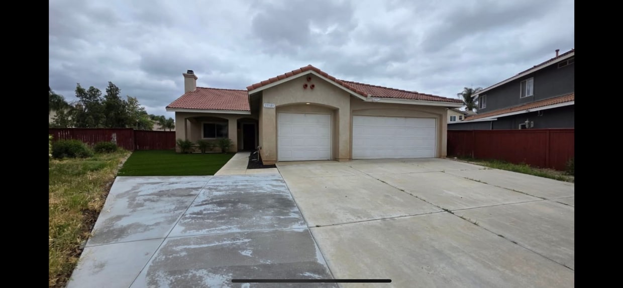 Low maintenance turf front yard - 27185 White Ct