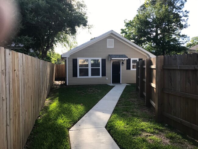 Building Photo - 440 Helios Ave