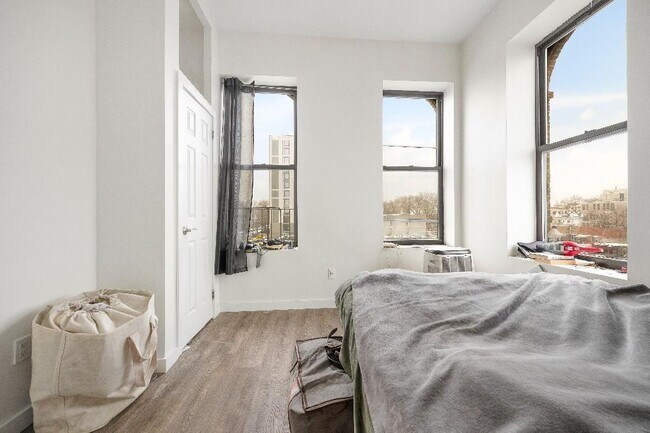 Foto del edificio - 9-51 Wyckoff Ave