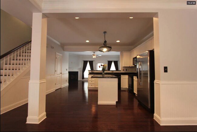 Building Photo - Spacious townhome, garage, 2 bed, 2 bath, ...