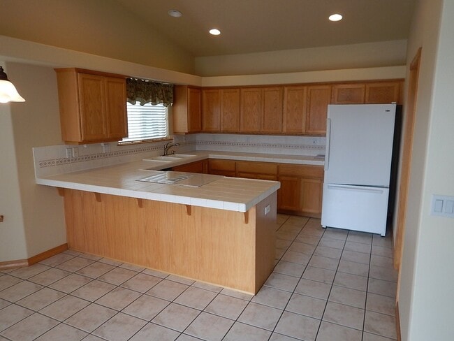 Building Photo - Home on Large Lot Overlooking Barnes Butte...