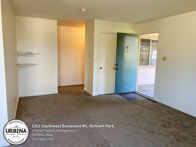 Building Photo - 2 Bedroom Upper Level Condo in Prime Rohne...