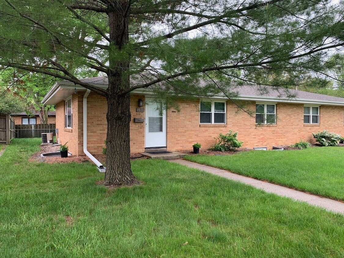 Primary Photo - Main level living, brick duplex in quiet N...