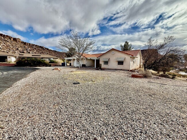 Foto del edificio - 3-BR Home with Garage and Fenced Yard in B...