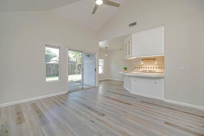 Building Photo - Pristine 3 Bedroom 2 bathroom + Den in Sou...