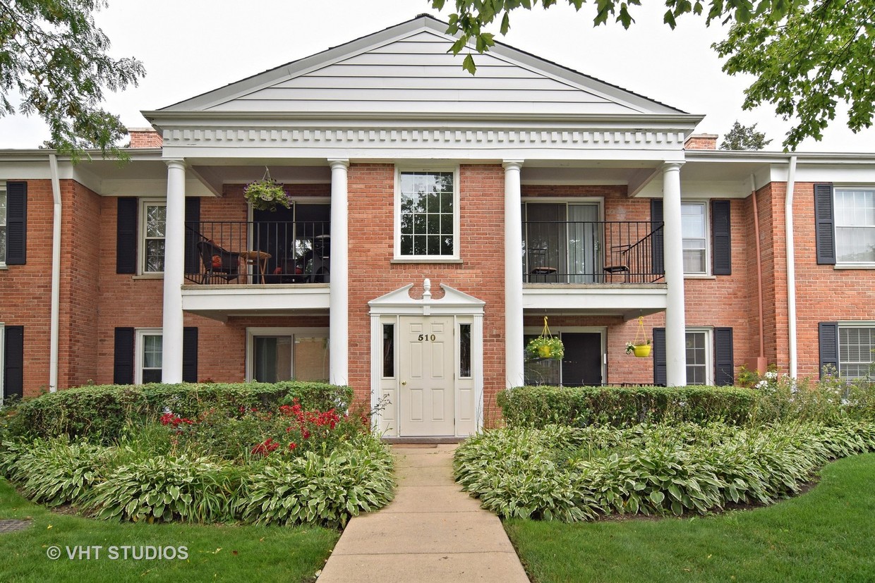 510 Shorely Dr, Barrington, IL 60010 Condo for Rent in Barrington, IL