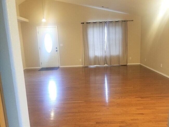 Building Photo - Spacious 4 Bed, 2 Bath With Detached Studio