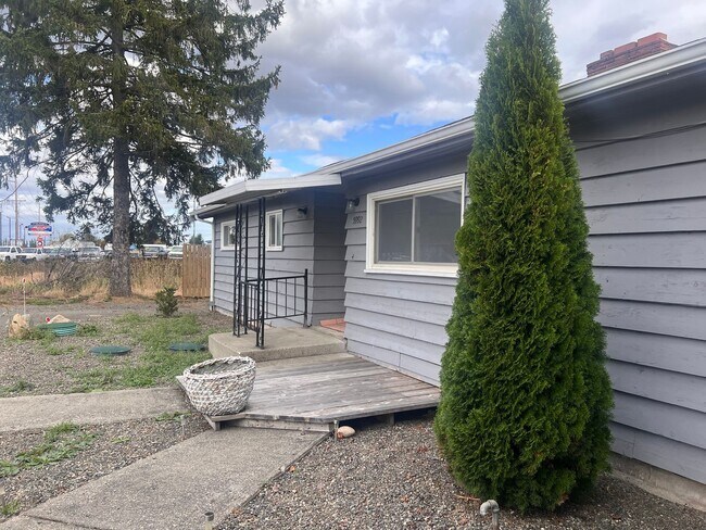 Foto del edificio - 3 bedroom, 1 Bath home - Rare find with a ...