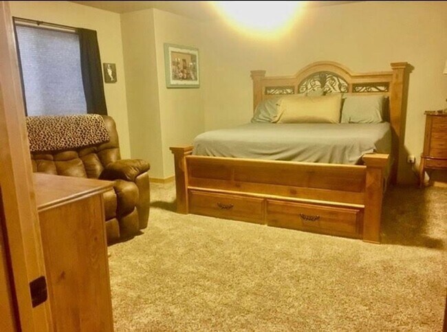 Foto del edificio - 3 Bed 2.5 Bath in Belgrade with attached double garage