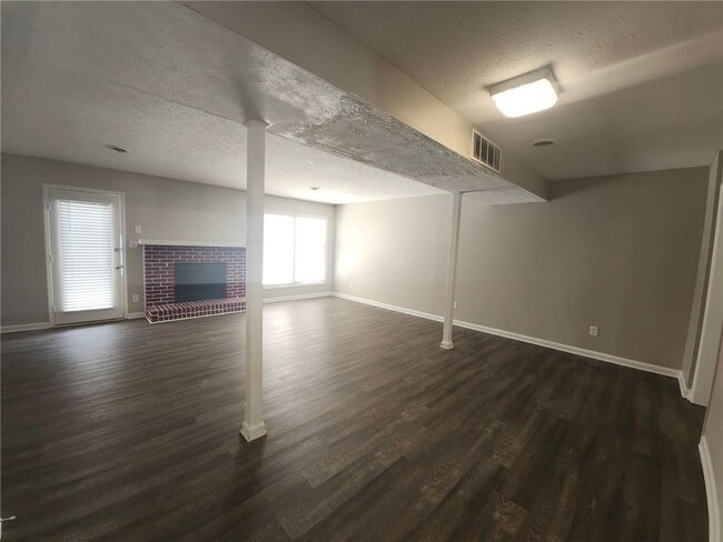 Building Photo - 105 Oak Hill Cir