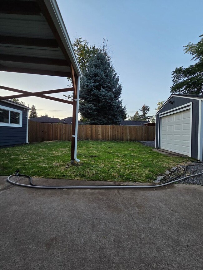 Foto del edificio - Beautiful 3 bd, 1 bath open kitchen/living, large yard, walk through video.