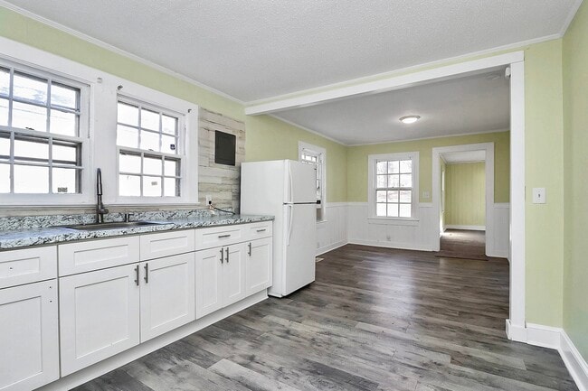 Foto del edificio - 1208 Saratoga Dr